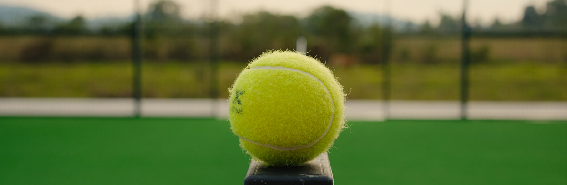 Tennis ball on a court at Padé